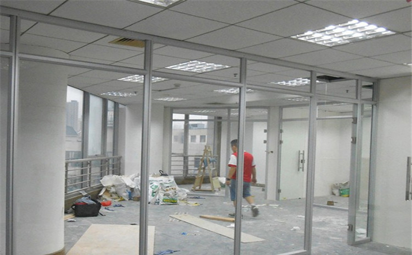 裝修工人正在進行高隔間施工