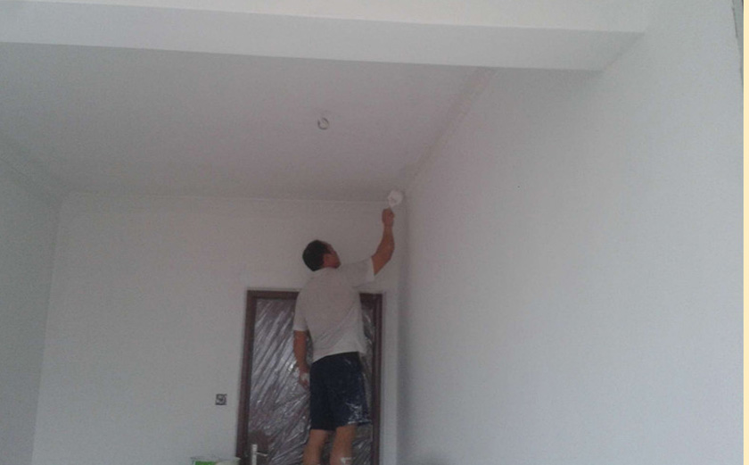 工人正在進(jìn)行乳膠漆施工